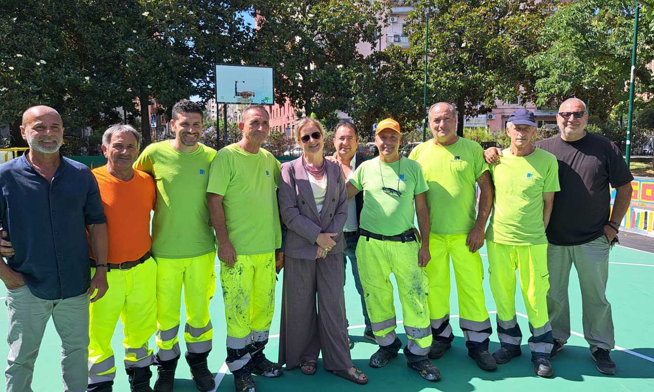 Risistemata l’area a verde di Piazza Medaglie D’Oro Risistemata l’area a verde di Piazza Medaglie D’Oro